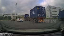 Truck's chassis comes loose and knocks over set of traffic lights