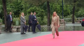 Albania: Albanian PM Rama kneels to greet Italy’s Meloni at European Summit
