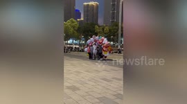 Strong winds send balloon vendor’s stock flying in China