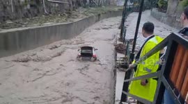 Türkiye: Floodwaters wash away vehicles in southern Türkiye