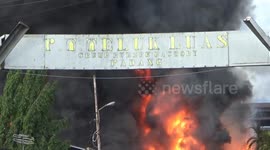 A massive fire broke out at the Rubber Factory owned by PT. Teluk Luas on Sunday afternoon at around 12.00 WIB. A massive fire broke out at the Rubber Factory owned by PT. Teluk Luas on Sunday afternoon at around 12.00 WIB. Rubber and plastic materials ca
