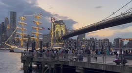 US: MOMENT – Mexican naval vessel slams into Brooklyn Bridge during New York showcase