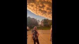 Incredible 'golden' mammatus clouds make viewers question if scene is AI generated