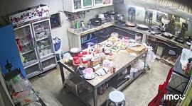 Fire erupts in kitchen restaurant as chef battles to contain flames