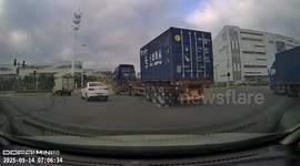 Trailer truck separates and crashes into traffic light in Guangdong, China