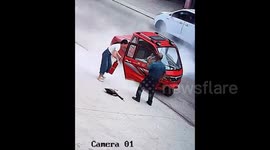 Shopkeeper extinguishes elderly motorist's vehicle whilst barefoot in China