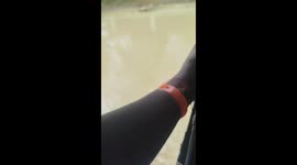 Vehicle door falls off into puddle during ride in Coveñas, Colombia