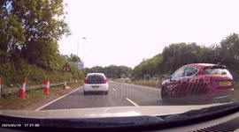 DASHCAM - Idiotic driver in wrong lane cuts up dashcam driver as he moves across THREE LANES!