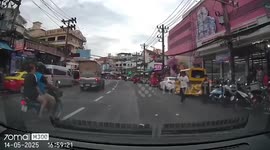 Female rider steals money accidentally dropped by tourist