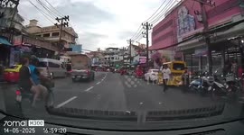 Female rider steals money accidentally dropped by tourist