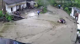 Woman and child swept by flood rescued by bystanders in Zhejiang, China