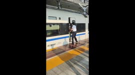 Passenger stuck in door of high speed train in China
