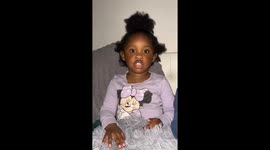 une fille de deux ans, fais le calcul de mathématiques