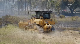 US, Los Angeles: Sepulveda Basin Brush Fire Breaks Out Leaving 1 Injured