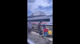 Kind onlookers help passenger whose trolley falls onto train tracks