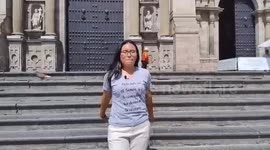 Pigeon photobombs picture by walking into frame in Lima, Peru