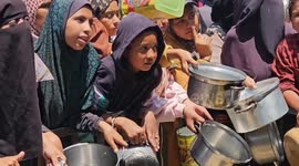 Displaced Palestinians receive hot meals distributed by charity in Gaza (2)