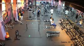 Parkour wannabe falls while trying to jump on gym bar