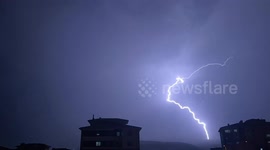 Türkiye: Lightning storm lights up night sky in northern Türkiye