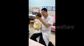 Chinese doctor's joyful therapy for 2-month-old baby's wry neck creates adorable footage