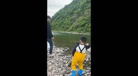 Stone accidentally hits child during skipping in Liaoning, China