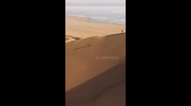 Deportista disfruta de las Dunas Gigantes en las Dunas de Caramucho