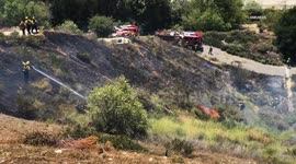 US, Los Angeles: Newhall Brush Fire Breaks Out