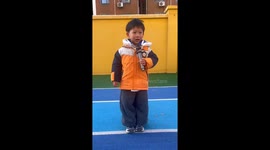 Child gets emotional and teary during heartfelt speech in Jiangsu, China