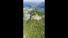 Aerial footage of Christ the Redeemer with clear skies in Rio de Janeiro. Vídeo aéreo del Cristo Redentor en Río de Janeiro, Brasil.