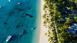 Drone Footage of Le Morne Beach in Mauritius – Turquoise Waters, Boats and Palm Trees. Toma aérea con dron de la playa de Le Morne en Mauricio.