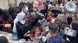 Displaced Palestinians receive hot meals amid Israeli siege