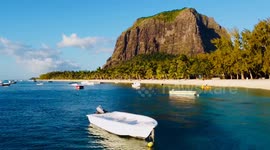 Vuelo con dron sobre Le Morne, Mauricio, con barcos en primer plano. Drone Flight Over Le Morne Brabant, Mauritius, With Boats in Foreground.