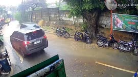 Flood bursts through wall and swamps cars and motorcycles on road
