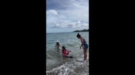 Girls beach trip ends in chaos with waves capsizing kayak