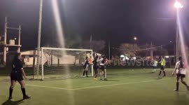 Goalkeeper hit in face during women's football match in Córdoba, Argentina