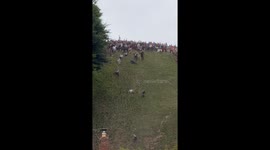 Cheese rolling 2025: Man somersaults out-of-control down steep hill in terrifying footage