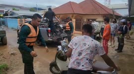 Thai army aids flood victims in northern Thailand