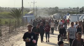 Stampede breaks out at aid distribution point in Gaza (2)