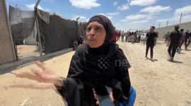 Palestinians return to Gaza aid center a day after dozens injured in Israeli shooting (2)