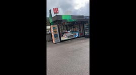 Bird steals bag of chips - watch how he‘s enjoying them without getting caught!