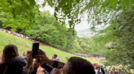UK: Gloucester’s Cheese Rolling Festival Draws Daredevils to Dangerous Hillside