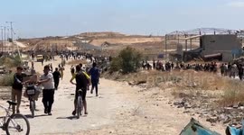 Desperate Gazans crowd 'Netzarim Corridor' as limited aid continues