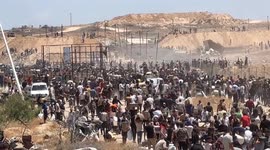 Desperate Gazans crowd 'Netzarim Corridor' as limited aid continues (2)
