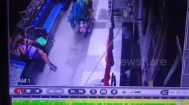 India: A old Man Delhi police actively searching a snatched a chain under the pretext of asking for an address a man , CCTV captured