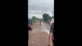 Quick-thinking cyclist hops bike over cat that wanders into racetrack