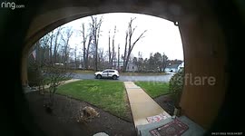 Customer Warns Driver about Fleeing Car