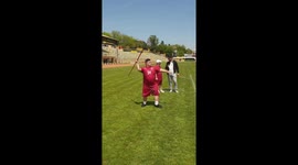Man fakes javelin throw to prank another man in Tekirdağ, Turkey