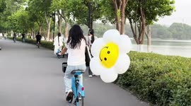 Man accidentally hit by balloon tied to cyclist in Henan, China