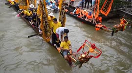 Thailand: Wild dragon boat ritual marks Loong Boat Festival in south China