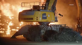 US, Bakersfield: Bakersfield Flames Erupt At Recycle Facility